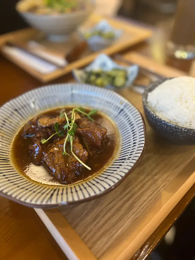 黑糖蘋果西打豬軟骨飯