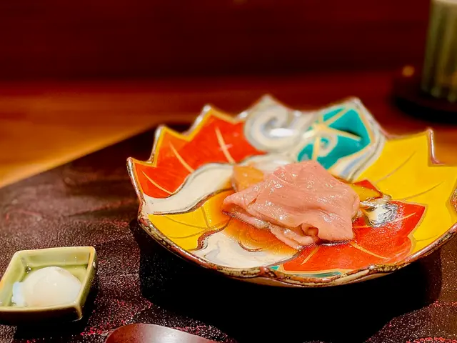 而呢一次師傅就準備咗壽喜燒涮和牛，🥩壽喜燒嘅湯底呈現淡淡的咖啡色，每一塊和牛雪花狀都好強烈咁樣散發出嚟，🥩喺湯底裏面溫和咁樣片一片，大約係五至七成熟嘅時候鬧起身就會見到肉身淺啡中透粉紅，呢個時候嘅和牛肉係最鮮嫩最有油脂感，🥩配合埋流心鵪鶉蛋一齊享用就更加濃郁