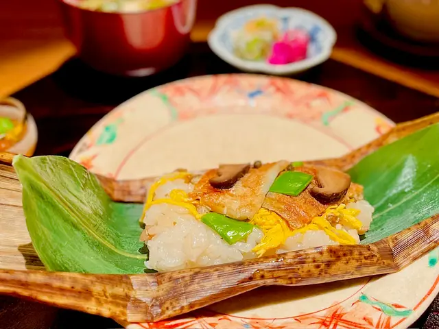 睇落去好有港式嘅珍珠雞感覺，都係採用咗同樣嘅原理，就係透過荷葉包住珍珠米同埋穴子，🍣透過精嘅過程將荷葉嘅淡香滲透落去食材裏面，所以一打開就會聞到好香嘅米香荷葉香同埋穴子香