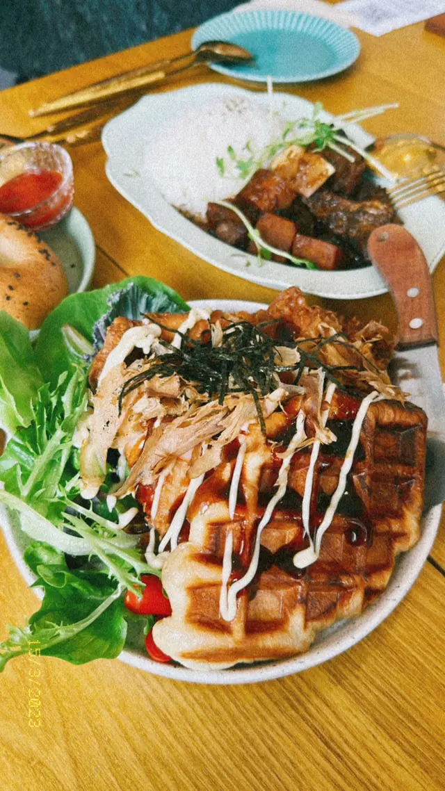 大阪燒香酥雞扒配牛角包窩夫