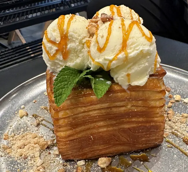 Puff Pastry Butter Toast w/Ice cream 千層吐司