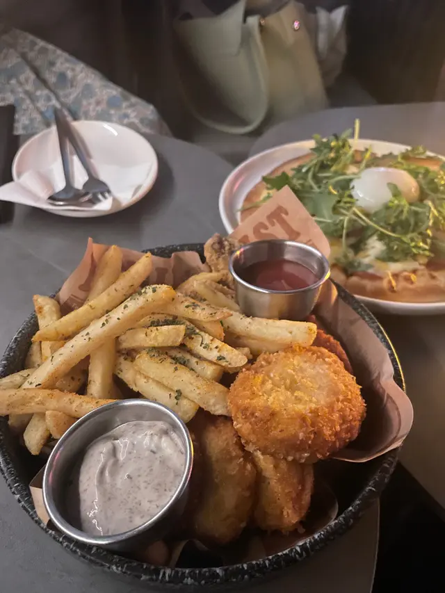 炸蠔/炸雞翼/炸泰式蝦餅/薯條配黑松露mayo