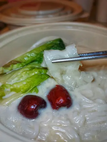 花胶椰子鲜奶鸡汤米