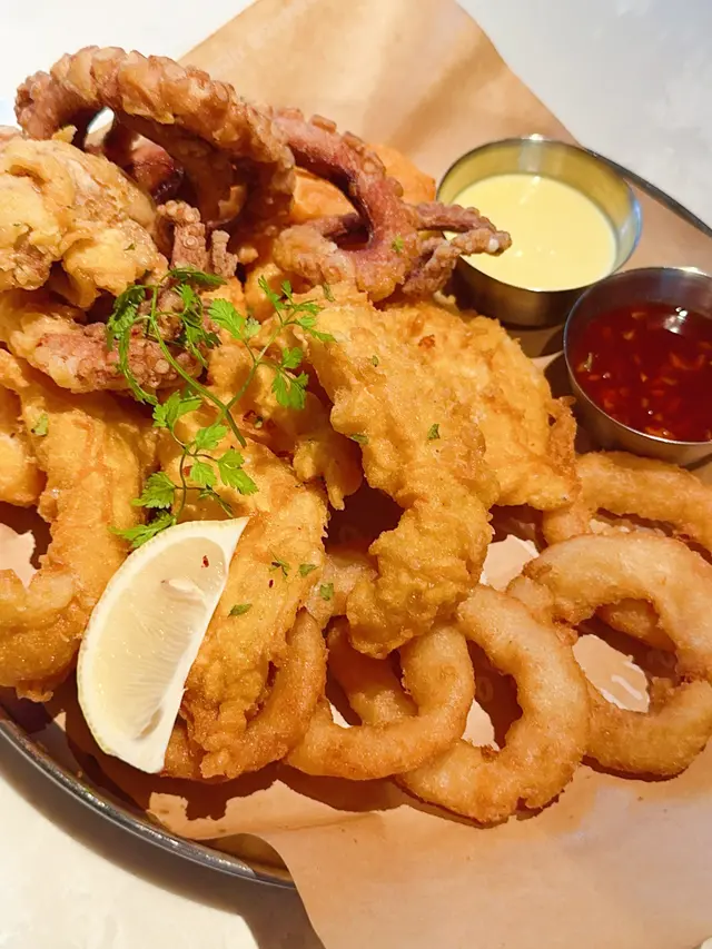 炸魚、炸蝦、巨型炸八爪魚、同洋蔥圈😍八爪魚真係超級巨大！而且爽口彈牙