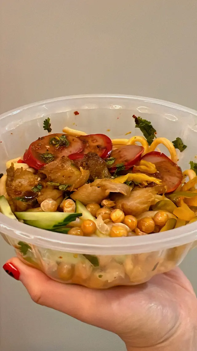 泰式豬頸肉紅布腸麻辣撈烏冬