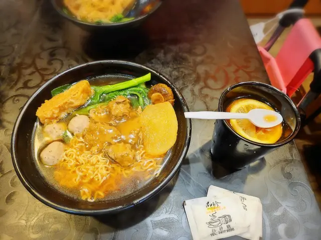 因為友人吃的車仔麵有冬菇及其他配料,所以她給了我,相片才會出現,實際是素牛腩,素牛丸,時菜(三餸)公仔麵加熱檸檬茶。