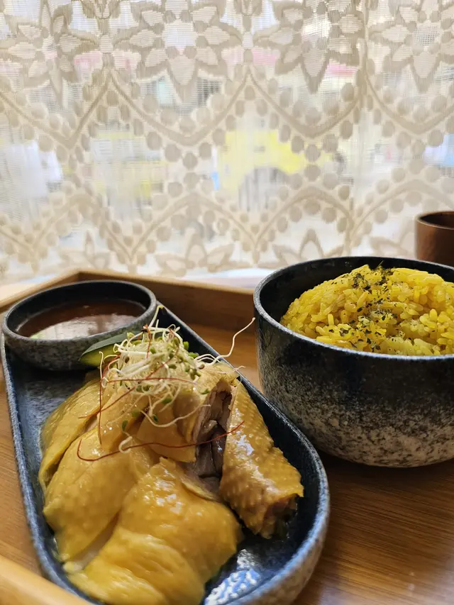 泰式無骨海南雞配雞油飯伴秘製汁