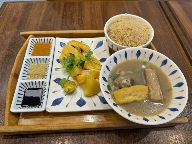 招牌海南雞配油飯