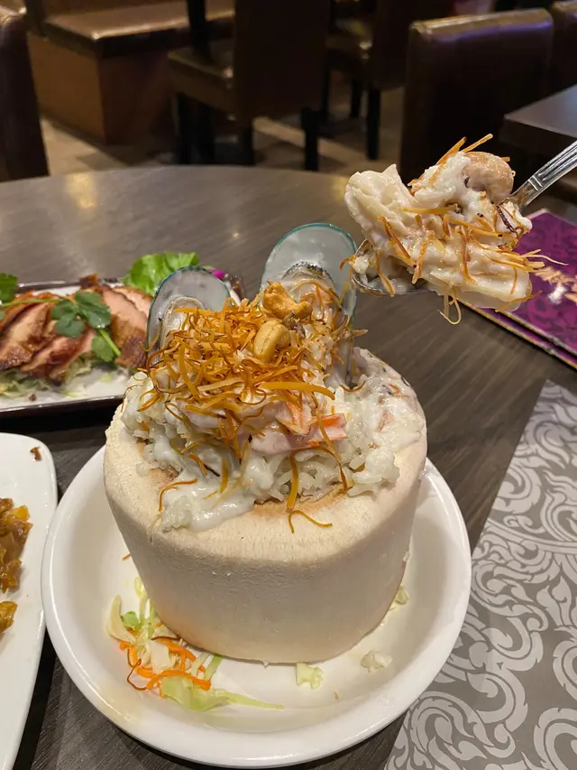 原個椰盅海鮮焗飯