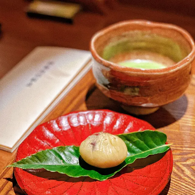 每月和菓子都唔同，今次就係粟子和菓子🌰特別之處在於整粒都係細膩綿密嘅粟子蓉，工序繁複，感受到師傅嘅用心！食落口仲有微微嘅白蘭地味，帶一啲刺激感🥰一邊食和菓子再搭配抹茶，以香濃嘅抹茶作尾聲都唔錯！🍵
