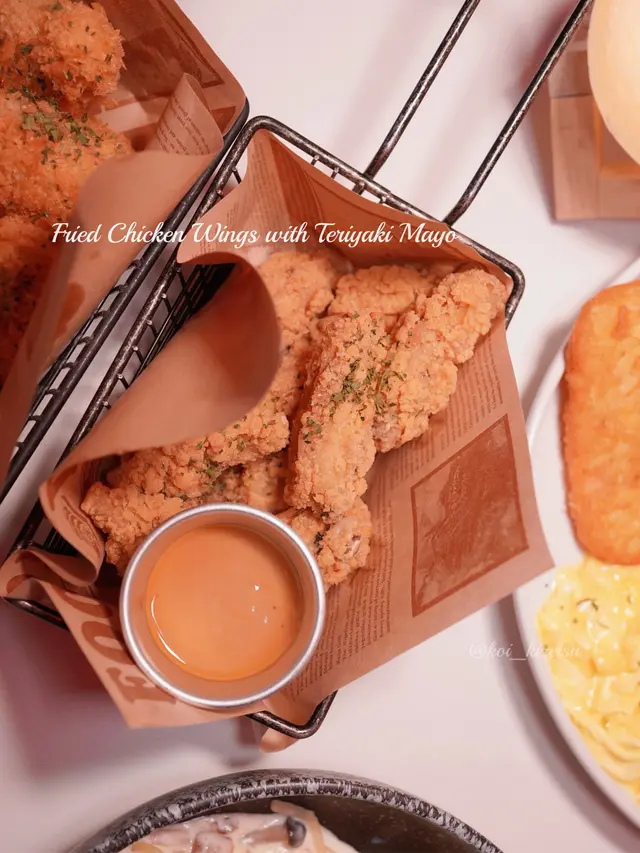 單邊雞翼外層鬆脆不太硬,帶一點點惹味的辣