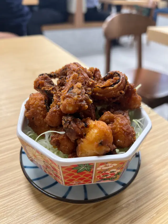 這個要送酒～～薄脆皮 醃漬魷魚🦑味鹹香、香濃～
（應該要再點個大杯Asahi （還送個唐揚炸雞🍗））