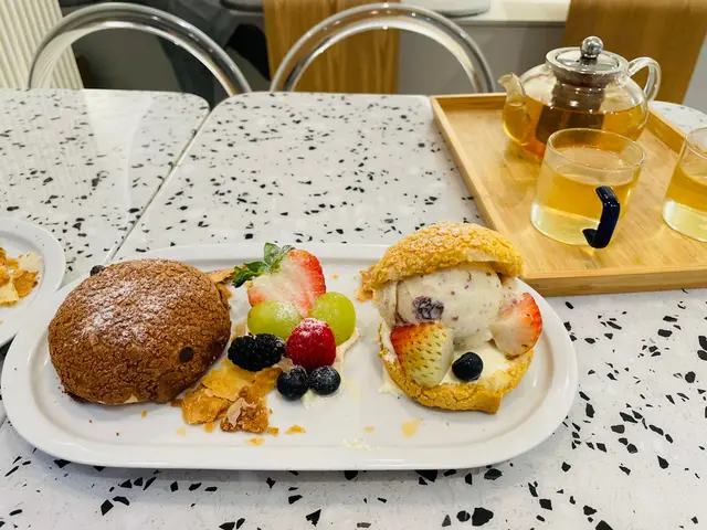 世一菠蘿麻糬泡芙配冧酒提子雪糕+花茶