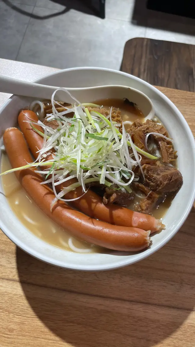 必食牛筋腩、古法金錢肚、8吋特長脆皮腸、豬骨清湯、米線