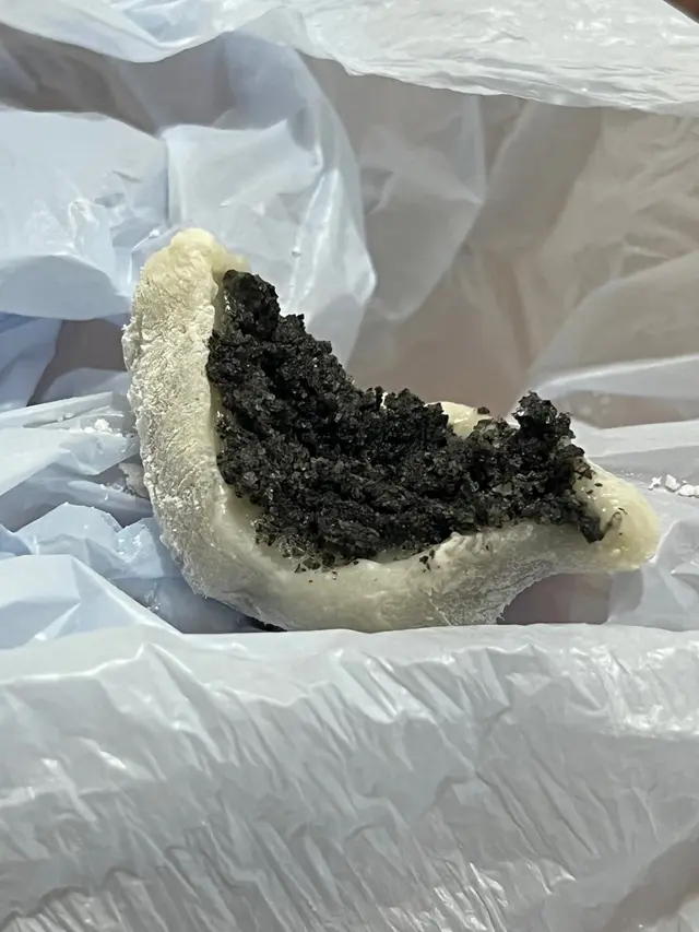 還以會為會是一糰的黑芝麻 現成的黑蒙麻蓉
全都新鮮製造 還有微顆粒感 又不像平日超市買的現成湯丸
貨真價實的甜品 但這卻洽好 說是小吃更合適
芝麻的甜度再配上糯米糍皮一起吃 剛好 長輩們也會接受的那種!