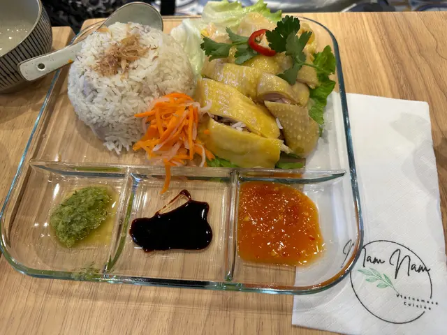 Hoi An Chicken with taro coconut steam rice  會安雞配芋茸椰香飯 