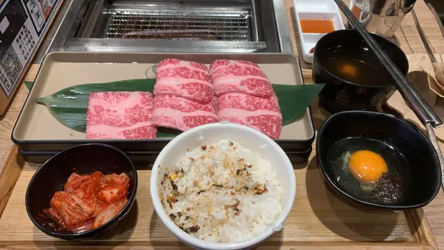 黑毛和牛餐，下面還有塊肉眼