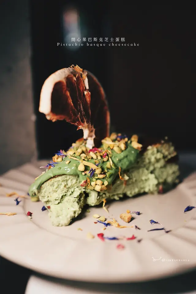 面層淋上開心果醬和粒粒開心果碎