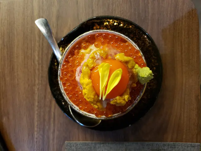 金丼。月見海膽三文魚籽拖羅蓉