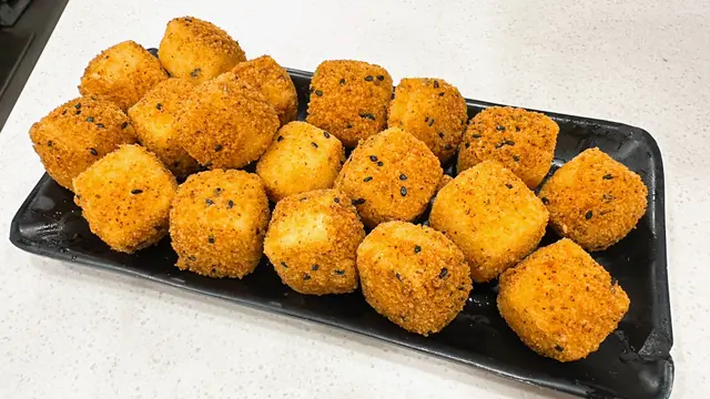 一份有成20粒咁多~😳
即叫即炸熱辣辣,
千祈唔好見佢個size係一口就成粒擺入口!🙅🏻♀️
咬開一半入面係標晒煙!😂
外脆內軟,加上七味粉嘅調味,微辣惹味🤤👍🏻