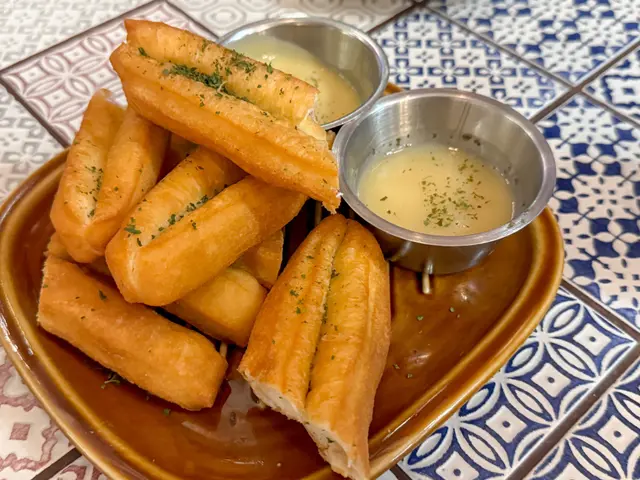 油炸鬼與煉奶搭多個斑蘭醬