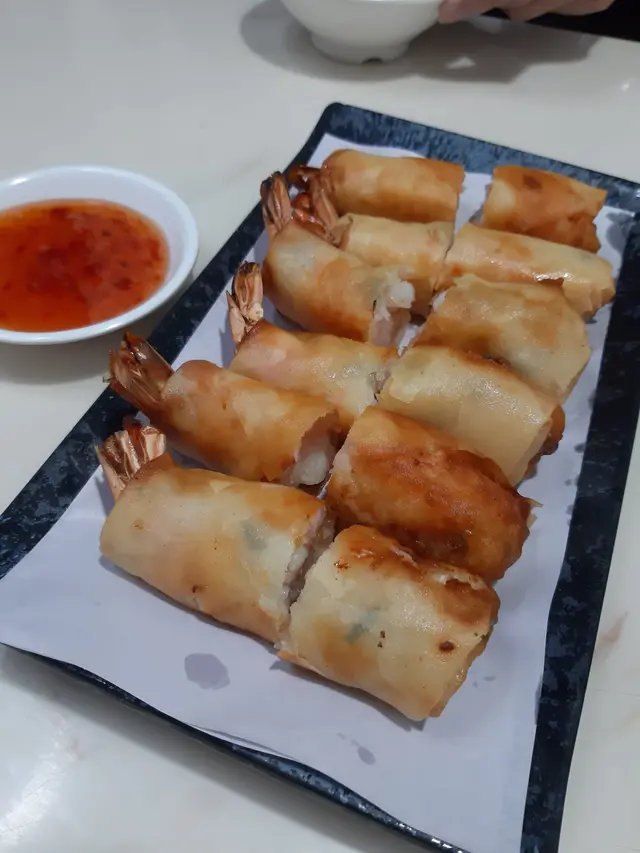 足足有10件!!! 春卷值得一讚! 我同朋友都覺得炸得好出色, 入面蝦肉啖啖肉, 上枱時熱辣辣即刻食左兩件, 就算凍左都一樣好食!