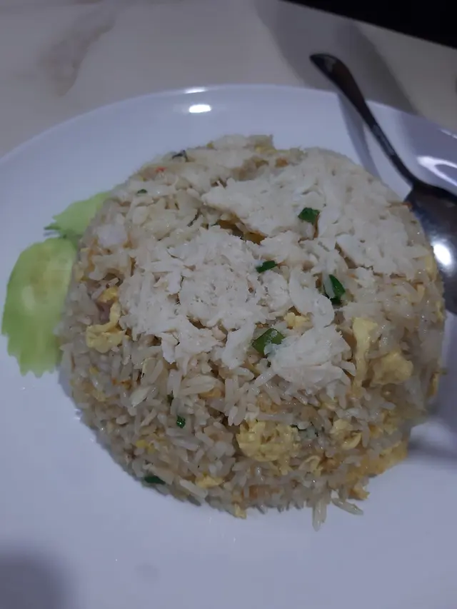 炒飯有啲失望, 可能天氣凍, 拎到上枱只係暖唔多熱, 而且賣相麻麻地...的確面頭有好多蟹肉, 但食落無咩蟹味, 加上飯底未乾身有啲油, 所以不太推薦!