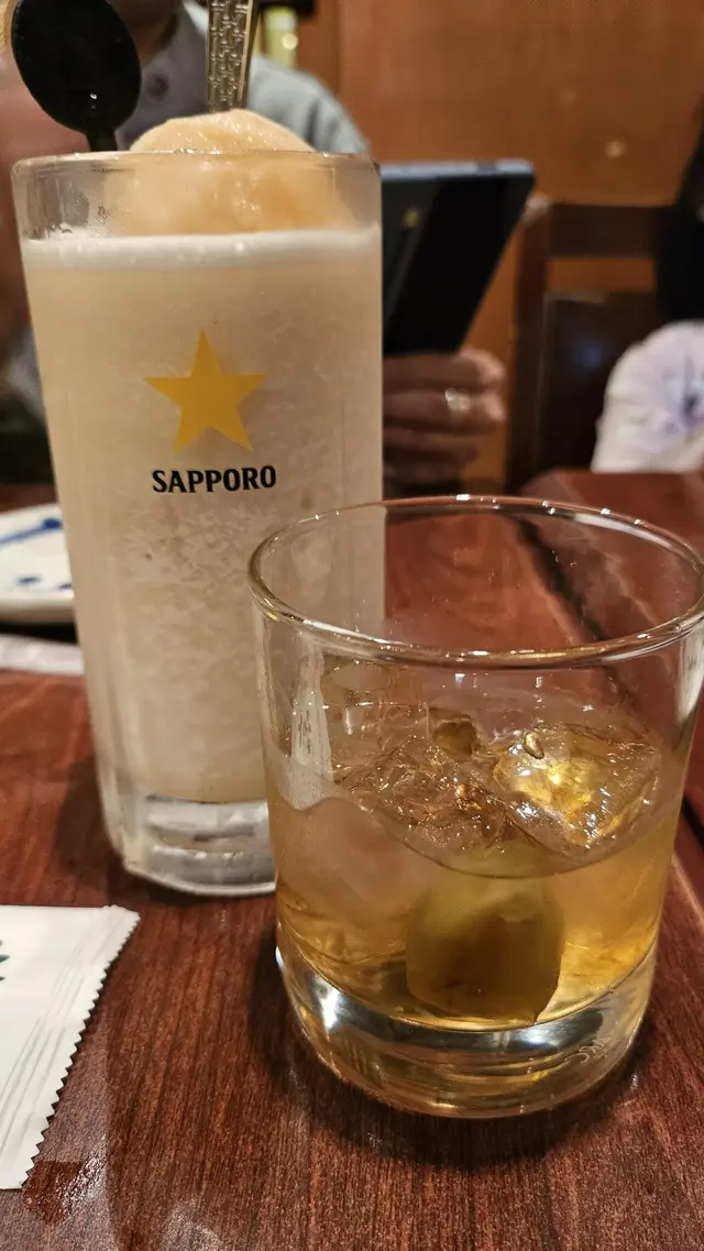 後: 益力多冰球沙冰燒酒; 前: 自家醃梅酒