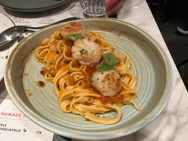 香煎北海道帶子三文魚籽龍蝦汁扁意大利麵