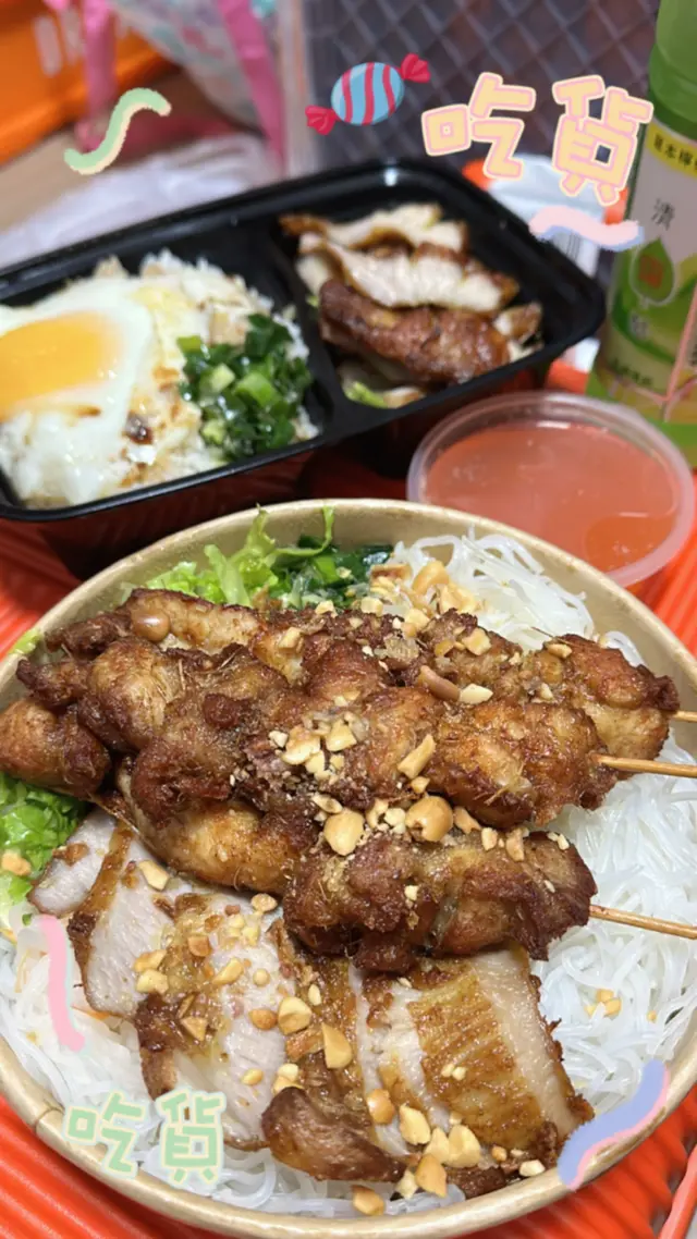 燒豬頸肉拼香茅雞肉串撈檬