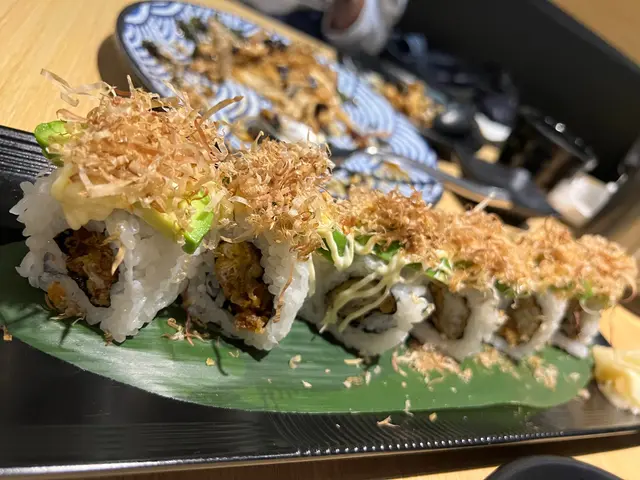 牛油果軟殼蟹卷