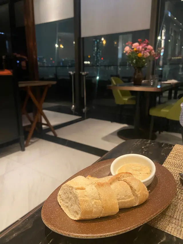 麵包配自家製銀魚柳蛋黃醬