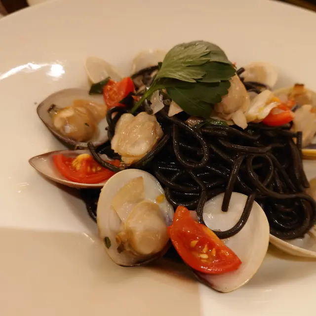香辣大蜆墨魚汁意大利粉 - Spicy Clam Linguine in Squid Ink Sauce