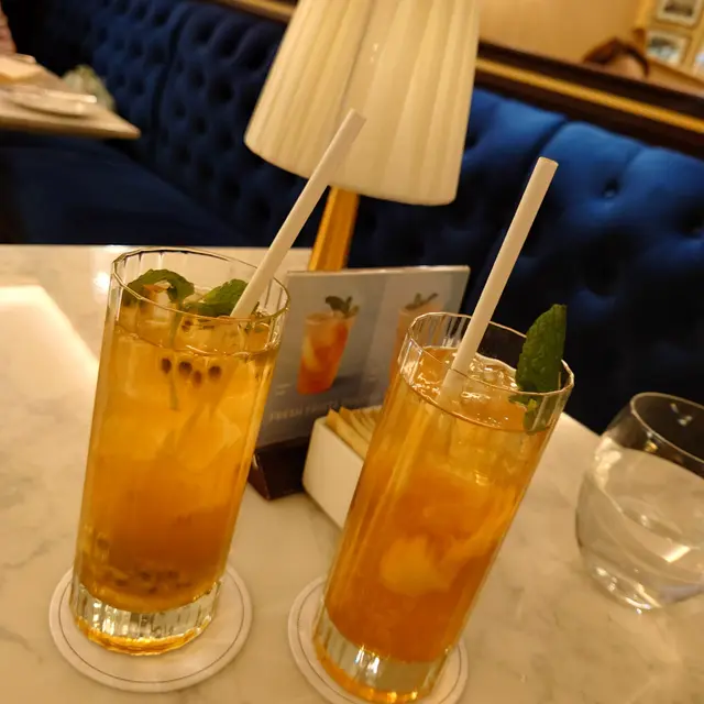 (From Right 右起) 鮮蜜桃烏龍茶及鮮熱情果烏龍茶 - Fresh Peach Oolong Tea & Fresh Passionfruit Oolong Tea