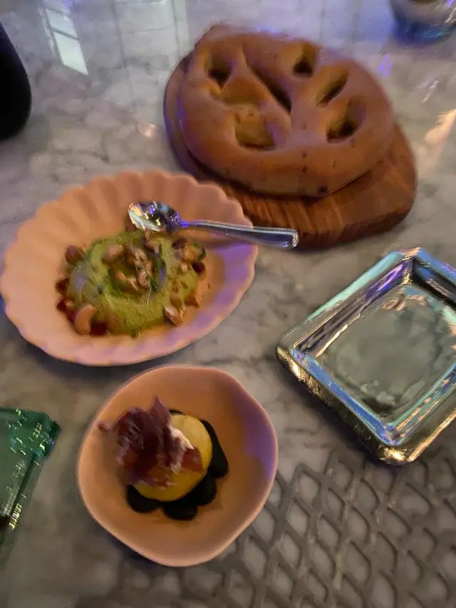 Fougasse麵包加了羅勒(應該係><)，羅勒味道適中，帶出香氣但不會蓋過麵包香味，好吃。礁些意大利青瓜醬來吃更能提升味道👍🏻 
one bite "Iberian Ham Puff Tart" 的配搭也有新鮮感，不是常見的火腿小食組合。