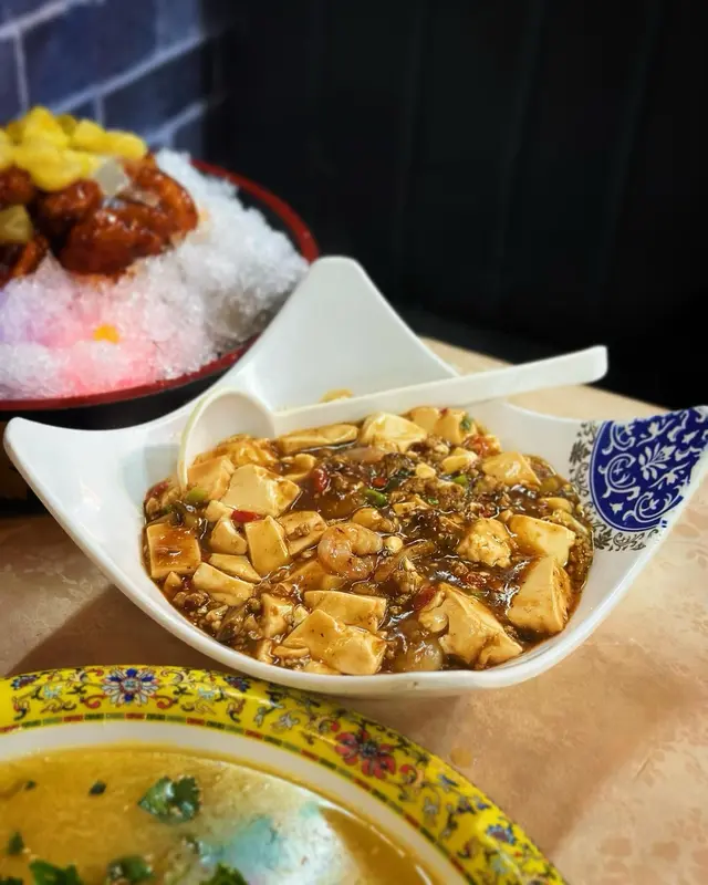 豆腐嫩滑，醬汁濃稠度啱啱好，味道唔辣比較家常，送飯一流；份量亦都好夠四個人分享。