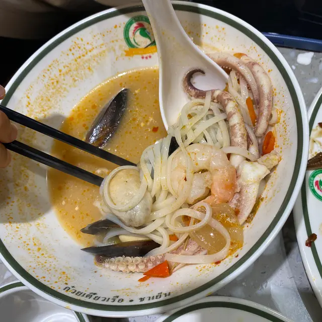 海鮮冬陰公湯金邊粉