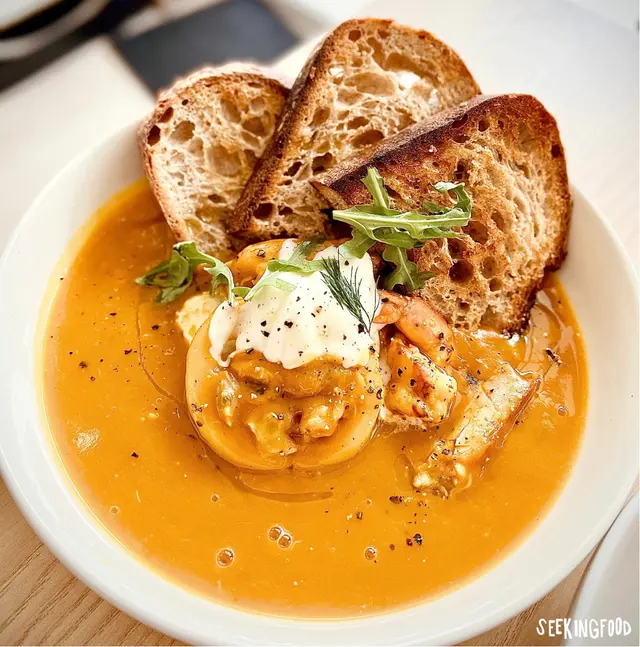 南瓜海鮮濃湯配香烤酸種麵包