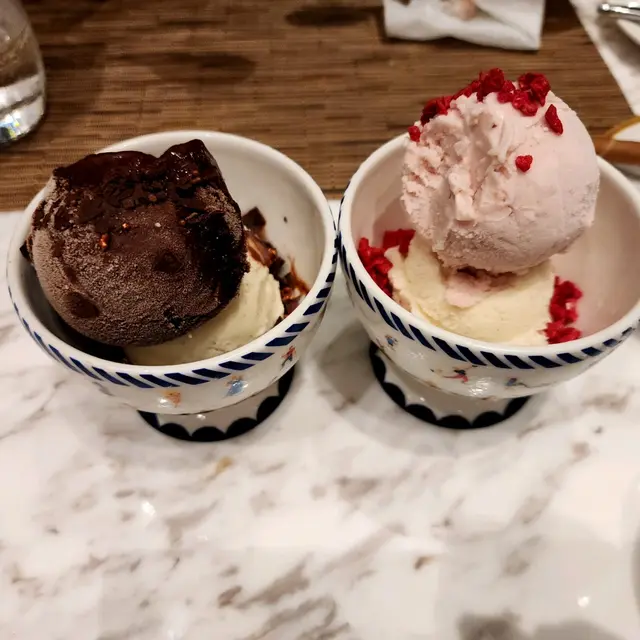 valrhona朱古力配馬達加斯加雲呢拿 及 士多啤梨配港式奶茶雪糕