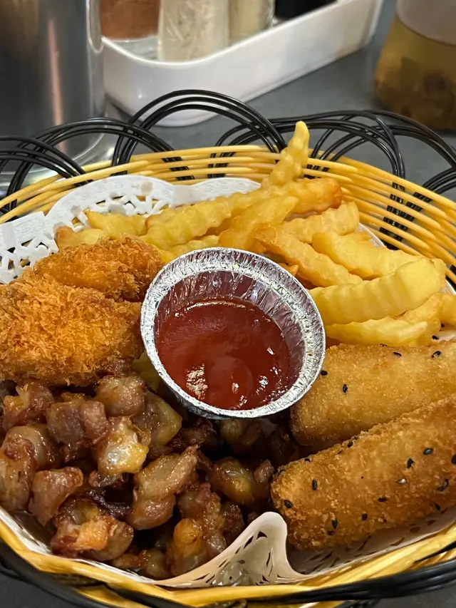 他們都炸很好贊👍 熱騰騰脆脆 若半夜都能點上這一盤就好了
（甜控們 要試試炸雙皮奶 甜甜又不膩～～）