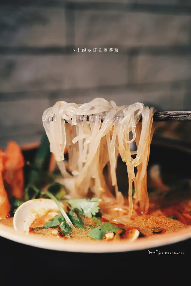 薯粉偏幼，不算非常彈牙，也不掛湯～想要掛湯效果的話，建議可以選配其他麵底