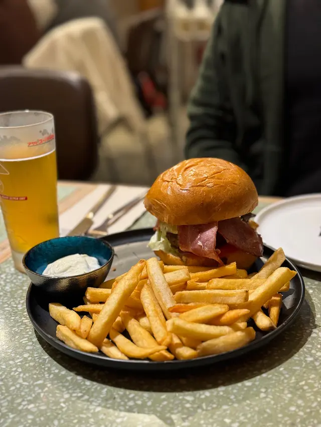 手打牛肉非常厚!! 餡料豐富 除左牛肉 仲有煙肉 芝士 酸瓜 蕃茄 生菜
係肉類既膩感中取得平衡😌
薯條唔係幼薯 好香脆 而入面薯蓉般軟綿
仲有黑松露蛋黃醬 薯條控表示滿意!!!🤩
