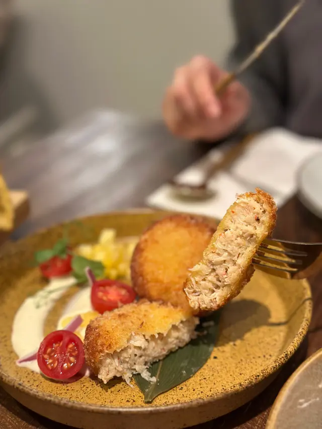 炸蟹餅配青檸忌廉芝士醬