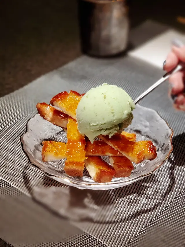  開心果雪糕配多士