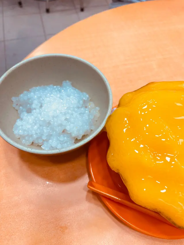 芒果西米撈，一大碗芒果肉+芒果汁，再加一碗西米，