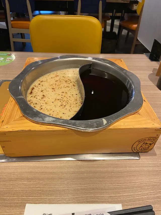 黑蒜豬骨湯及甜醬油湯鴛鴦鍋