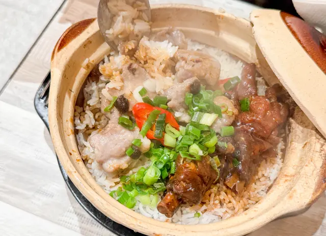 鳳爪排骨煲仔飯