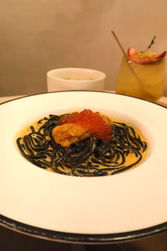 海膽三文魚子竹炭烏冬