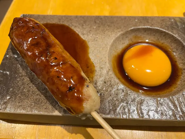 雞肉軟嫩，內有雞軟骨爽口，配埋惹味的燒汁拌新鮮蛋汁，非常好味。我地影相影左一輪，稍微凍左都唔會變乾🫢