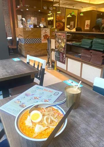 下午茶招牌海鮮叻沙  白咖啡